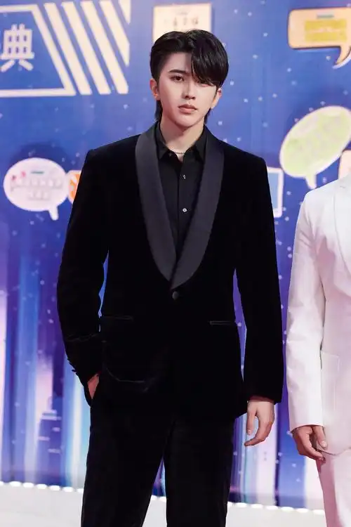 蔡徐坤活动造型大片 丝绒西装和皮衣各有各的帅气!