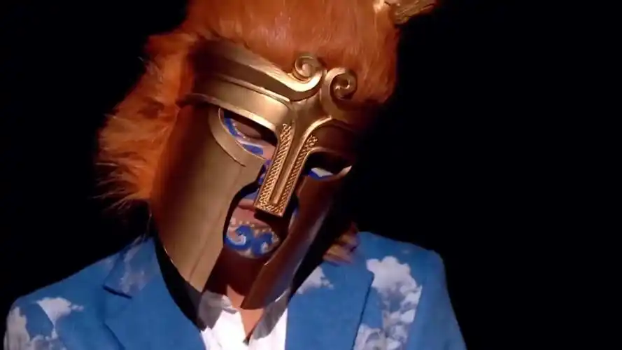 蒙面歌王:选手摇头晃脑不显真容,李响直接抄起望远镜,何许人也