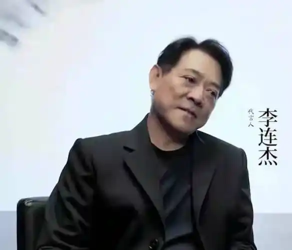 李连杰近况曝光,脸部浮肿老到脱相,面容吓人回国捞金被骂惨.