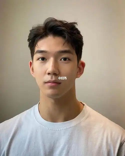 男士立体感十足的四六分发型