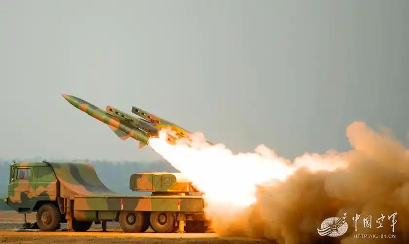 红旗12导弹装弹发射猛照公开