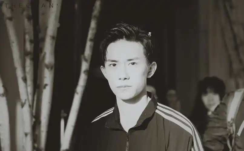 易烊千玺街拍酷酷哒