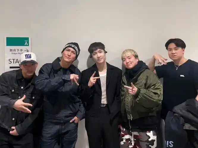 ins &ins story更新张艺兴相关一则    krumper们跨国大合照  bob帅帅