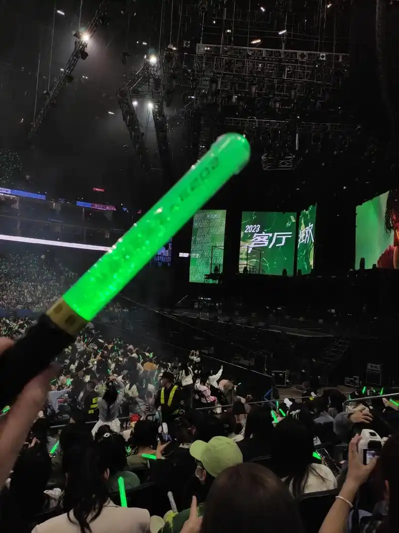 要反复看手机里的图片 视频 彩带和应援棒 它们是唯一能