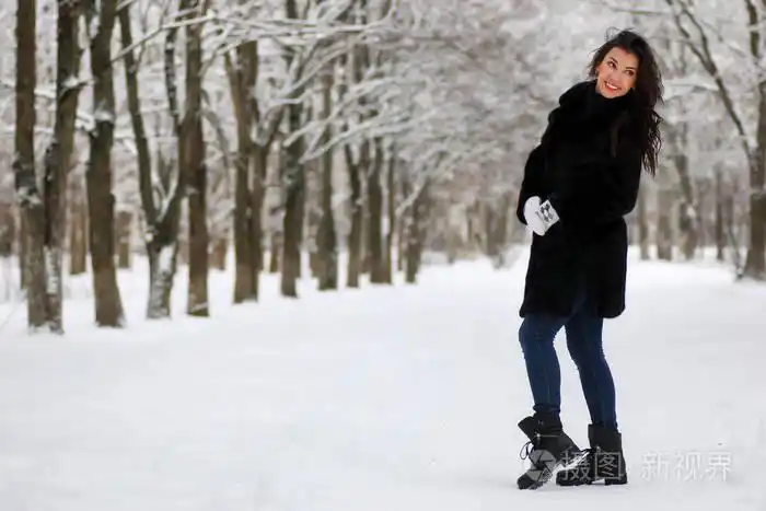 冬季冰雪覆盖公园散步的女人