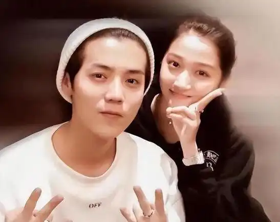 34岁鹿晗带货引热议,脸肿成"老奶奶"?网友:撞脸65岁刘雪华