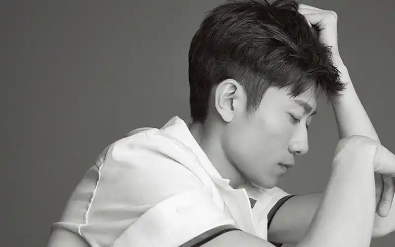 张一山时尚杂志黑白大片桌面壁纸