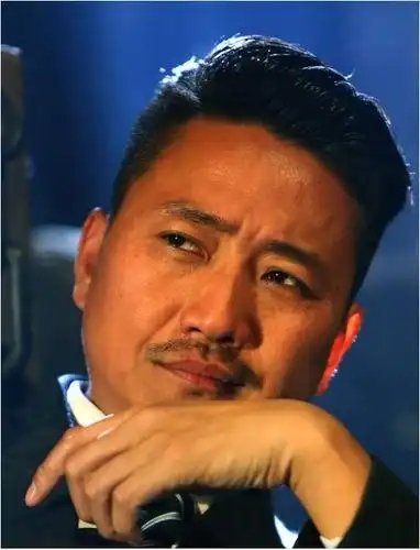 高峰,在剧中饰演邓卓