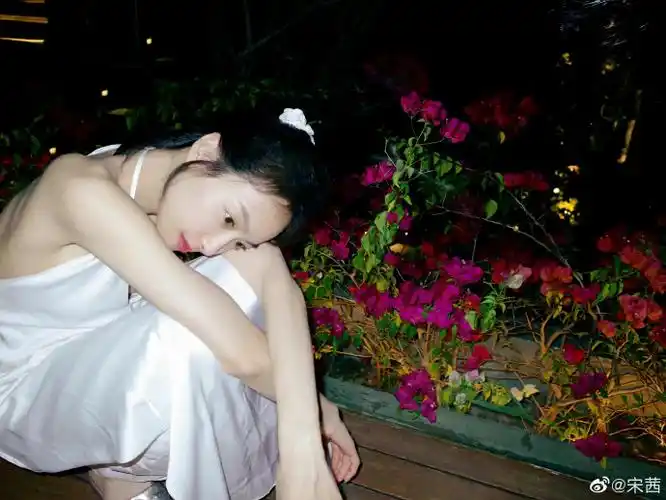 花式安利宋茜##宋茜白色露背长裙##宋茜ins