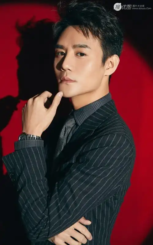 着黑色条纹西装,眼神坚定 王凯,帅气,西装帅哥,男演员,大陆明星,男神