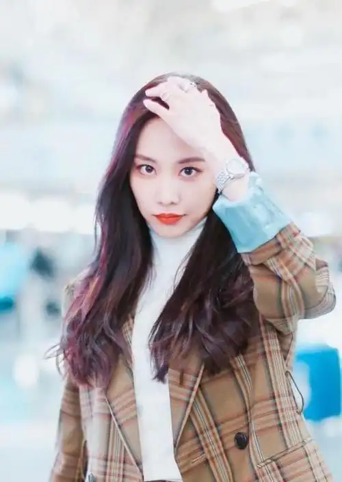 格子套装也能穿出妩媚感王霏霏随拍曝光腿部设计成亮点