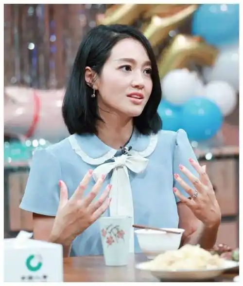 原创朱丹主持节目本穿高跟鞋却带火了鬼冢虎平底舒服又大方