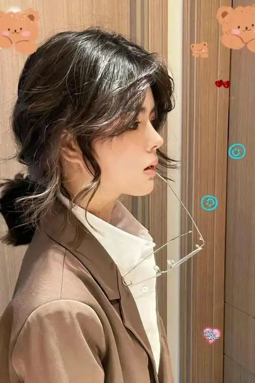 法式刘海齐肩发:前额的空气感刘海不仅显得乖巧可爱,还能柔和脸部的