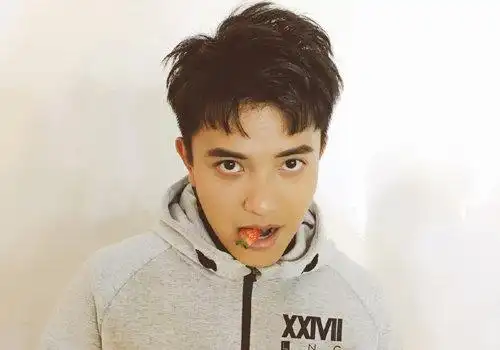 发际线逆天男生刘海不必到眉毛 发际线高男生梳超短刘海发型自然修颜