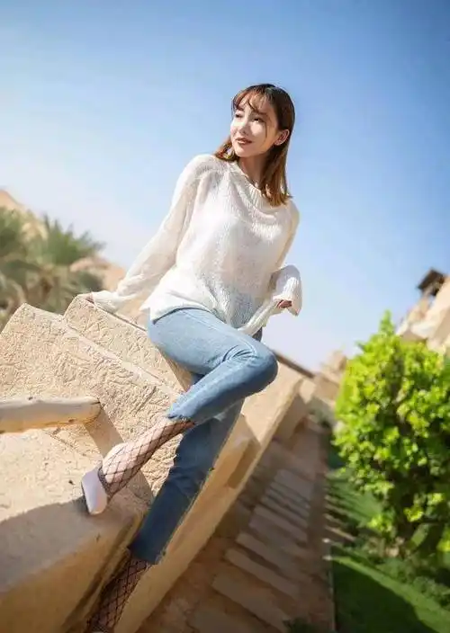 原创春季针织衫搭配牛仔裤时尚穿搭日常生活照