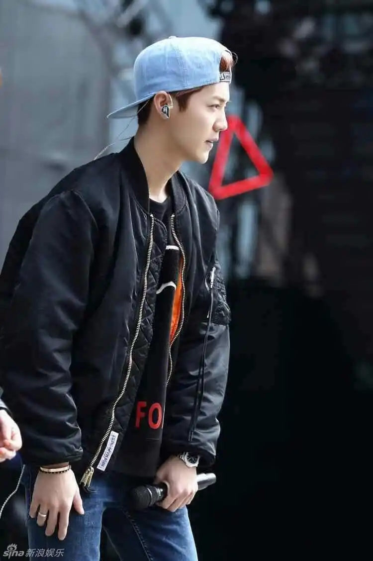 组图:鹿晗跨年彩排照曝光 反戴帽子帅气有活力_高清图集_新浪网