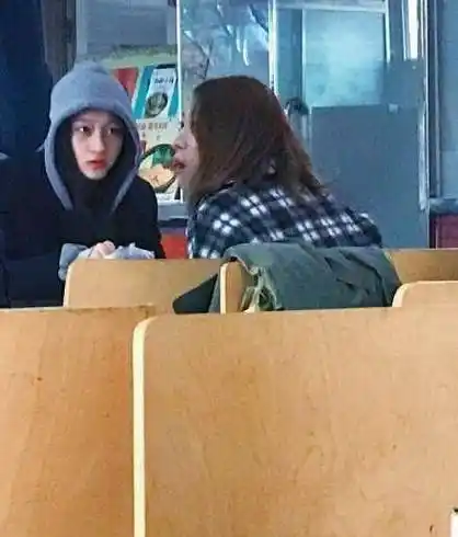 对面这个女孩则坦然面对,没有遮遮掩掩,估计是同班同学