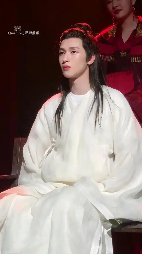 绝美饭拍92生图分享出来给大家@时代少年团-严浩翔#严浩翔北电汇演