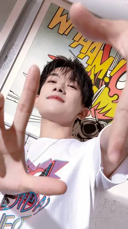 活力少年易烊千玺上线了,阳光帅气的奶烊俘获你的少女心