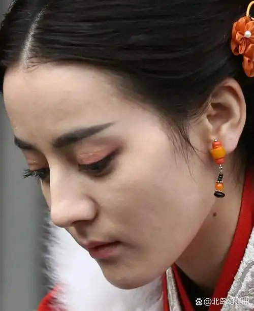 迪丽热巴的皮肤还可以,但为什么很多人说她的皮肤差,因为内娱太多人
