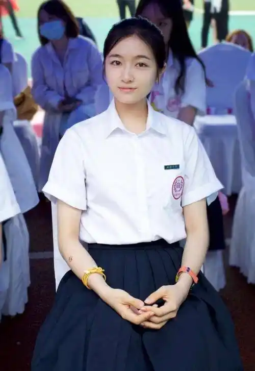李兰迪的"校服照"火了,明明没开十级滤镜,却被拍到"甘蔗腿"_效果_显得