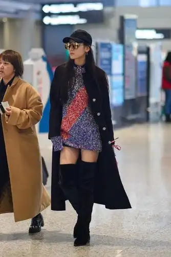 迪丽热巴的机场过膝靴穿搭,化身时尚女孩自带气场