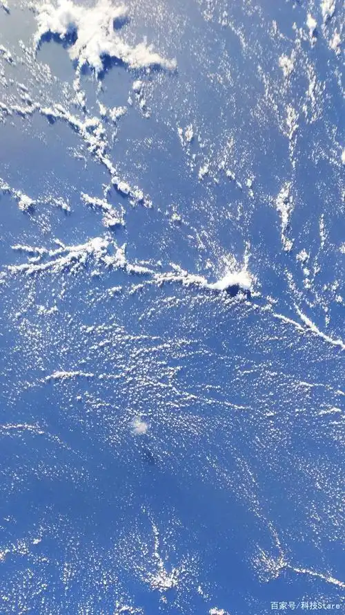 小米用1亿像素手机拍的地球