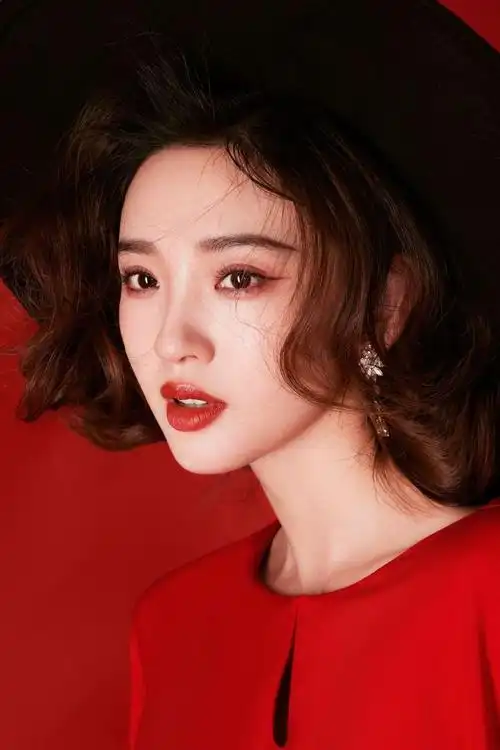 唐艺昕风华红礼裙新年大片#是摩登复古的甜美女郎糖糖,红色斗篷十分