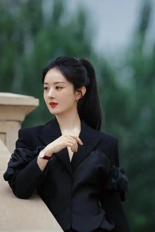 赵丽颖扎马尾穿黑装干练霸气红唇吸睛