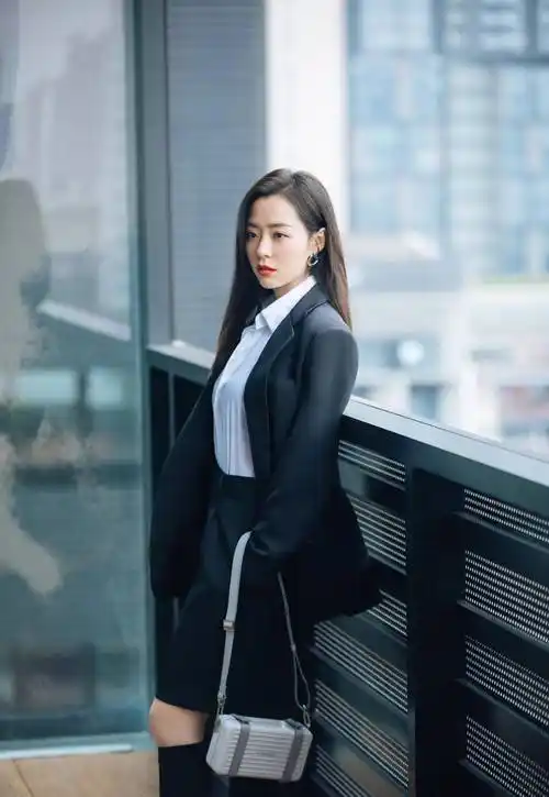 原创当歌手张靓颖穿上丝袜时粉丝们都说不仅歌唱得好而且有气质