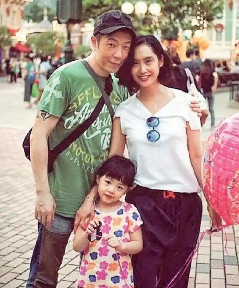 1999年,黄贯中表白朱茵,朱茵同意了,但她提出一个要求:"只谈恋爱,不