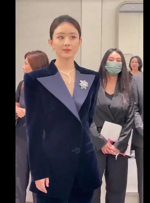 赵丽颖现身成都,眼神恍惚满脸疲惫,脚踩恨天高被嘲像微商显土气