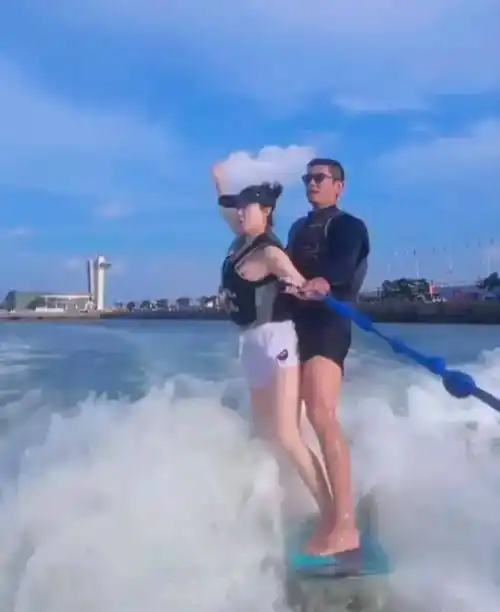 杜江霍思燕冲浪拥吻,浪漫至极!二人甜蜜互动幸福恩爱