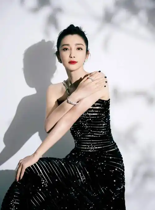 49岁李冰冰近照变化大,瘦太狠撞脸李勤勤,狂吃菜叶连盐都不沾_妹妹