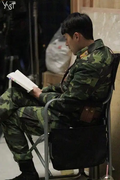 爱的迫降玄彬帅气花絮照公开来围观大尉的军服英姿吧