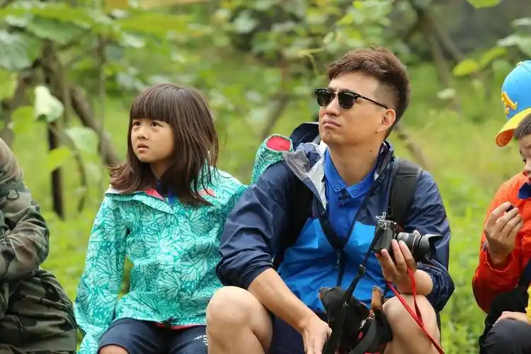 回顾黄磊人到中年想要平稳戏路生三胎原本是想凑齐三朵金花