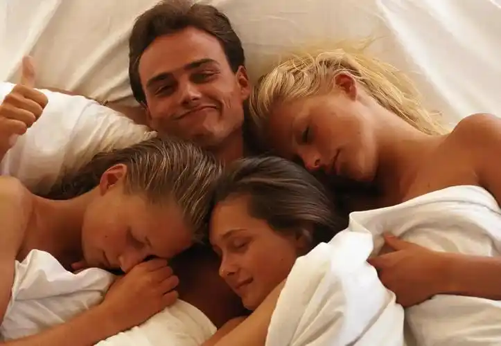 原创东哥在俄罗斯俄罗斯女孩的多人运动