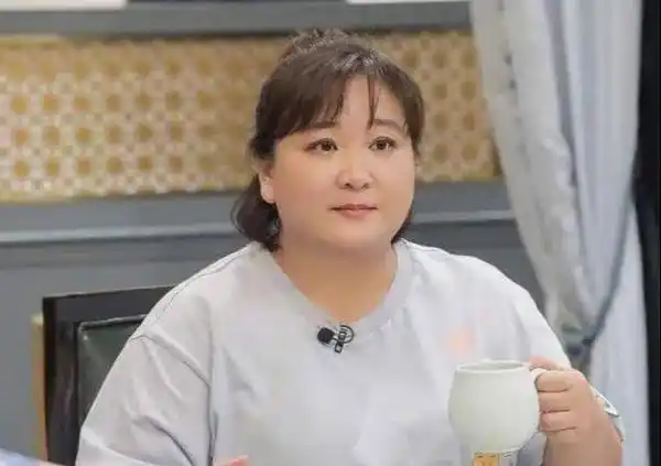 贾玲找师傅冯巩客串,一部电影30万行,却被冯巩批评_片酬_李焕英_师父