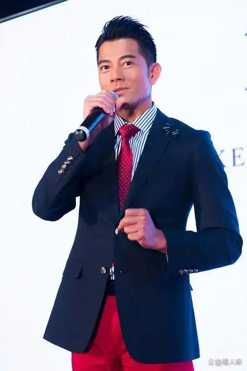 郭富城才是"反油腻"第一人!不穿大叔装,裤子短一截,帅气有型