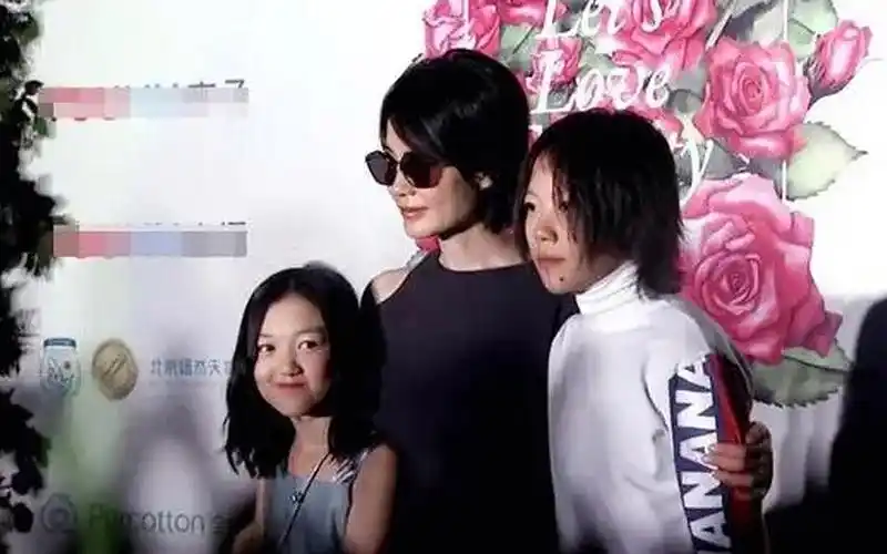 同样是王菲的女儿,李嫣和窦靖童却活成了截然不同的模样