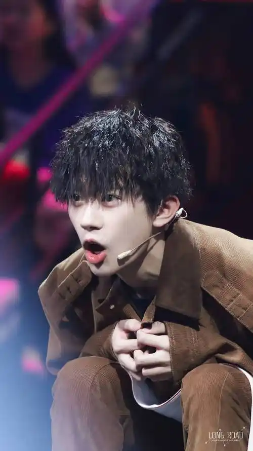 易烊千玺超话  2018 /0319 /180319  这就是街舞录制  小孩在外面不