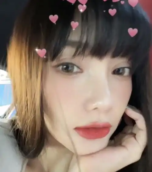 39岁李小璐扮嫩自拍眼睛不自然双眼皮宽度夸张