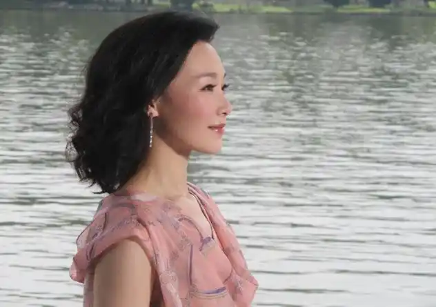 回顾歌唱家吕薇多次登上春晚舞台男友病逝让其心痛仍未婚