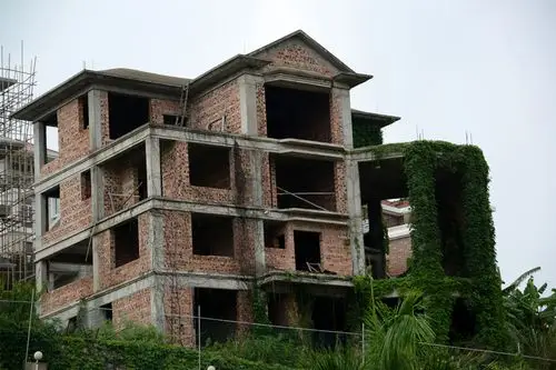 记者看到,许多别墅楼梯经过多年的风吹雨打,十分破旧,许多别墅楼的