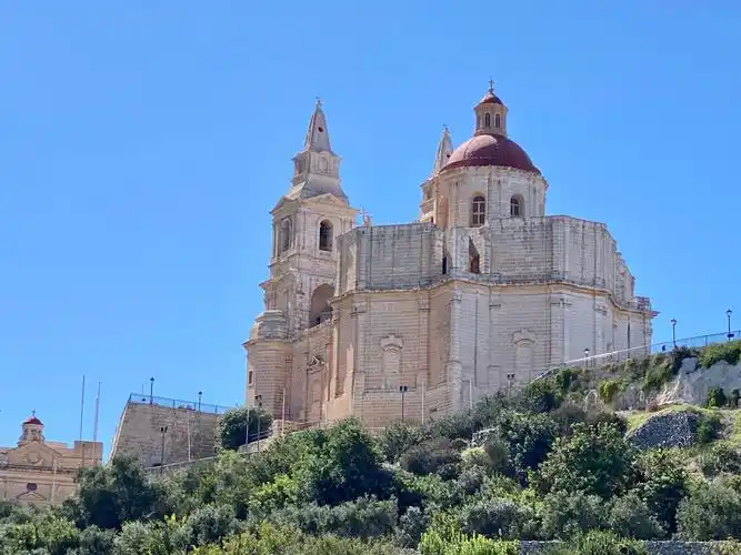 矗立于山顶的教堂.