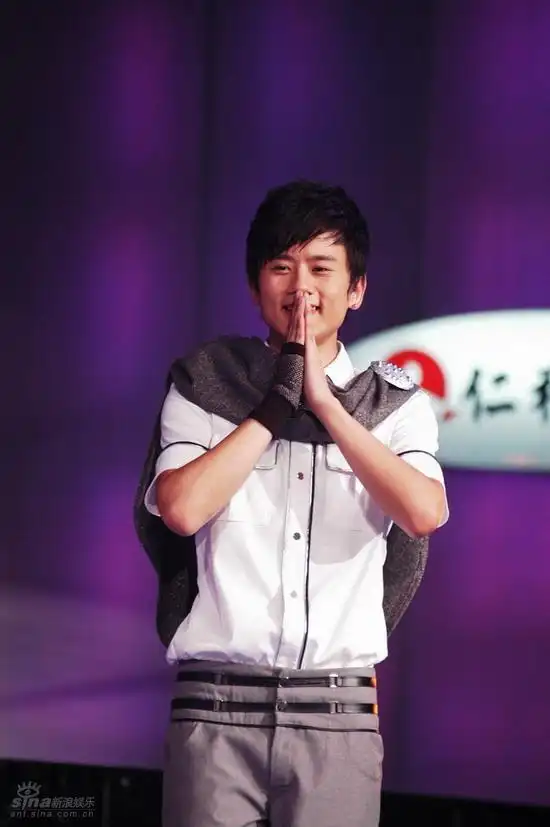 图文:快乐男声4进3总决赛--张杰双手合十