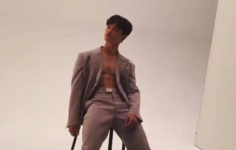 作为朴叙俊至亲的崔宇植也拥有着与童颜外貌不同的结实六块腹肌,是一