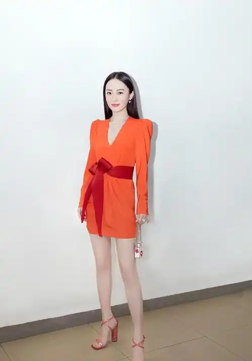 霍思燕v领衬衫配小黄裙,39岁还像19岁少女,美腿更让人羡慕!_网易订阅