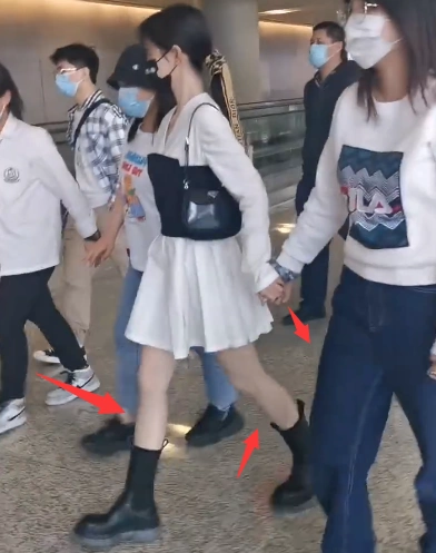 鞠婧祎走机场,扎马尾的发带接近2000块,路人视角"火柴