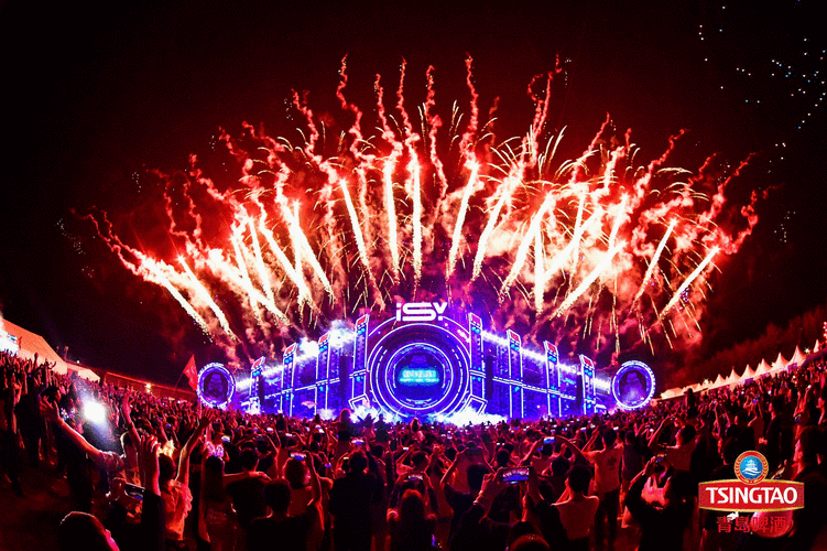 用一瓶酒掀翻潮流圈,青岛啤酒这波"潮"作真的"啤"_觉唯设计